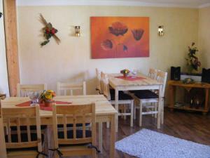 une salle à manger avec des tables et des chaises en bois et un tableau dans l'établissement Fantastic apartment in Reinhardshagen, à Reinhardshagen