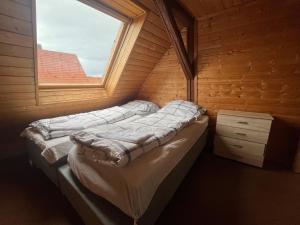 Zimmer mit 2 Betten in einem Zimmer mit Fenster in der Unterkunft Monteurzimmer Im Kraichtal! By Simplex in Kraichtal