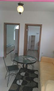 sala de estar con mesa, sillas y sofá en Jasmina Apartments, en Ulcinj