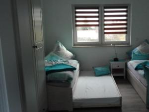 um pequeno quarto com uma cama e uma janela em Appealing apartment in Lübbenau em Lübbenau