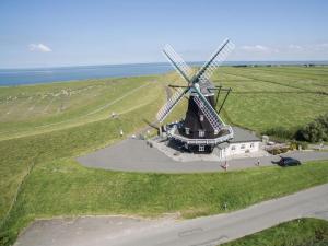 eine Luftansicht einer Windmühle auf einem Feld in der Unterkunft Majestic apartment in Pellworm in Pellworm