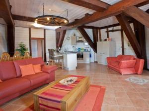 ein Wohnzimmer mit einem roten Sofa und einem Tisch in der Unterkunft Majestic apartment in Pellworm in Pellworm