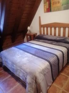 a bedroom with two beds in a room at Duplex Calle El Tillo in Escarrilla