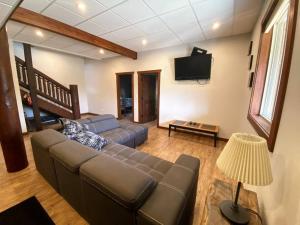 uma sala de estar com um sofá e uma televisão de ecrã plano em The Westview Cabin em Valemount