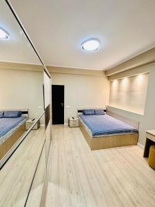 um quarto com 2 camas e um espelho em Studio City Center em Bucareste