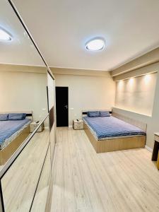um quarto com 2 camas e uma escada em Studio City Center em Bucareste