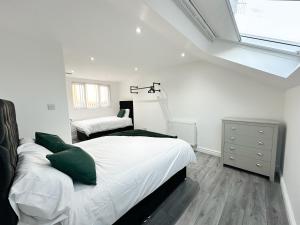 1 dormitorio con 2 camas, vestidor y ventana en Modern & Spacious, Central Location, FREE PARKING, FREE WIFI en Liverpool