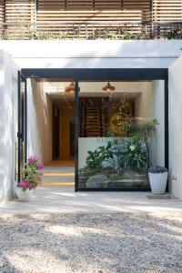 een voorraadkast met een groot raam met planten erin bij Silvestre Nosara Hotel & Residences in Nosara
