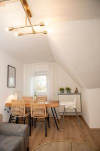 un comedor con mesa y sillas en una habitación en DESIGN:Suite am Festspielhaus en Recklinghausen