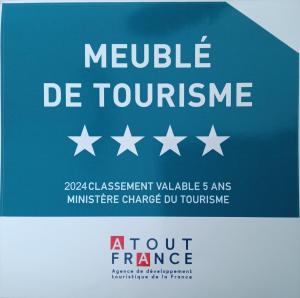 um cartaz para um teatro com estrelas em 36 2 L'air marin maison duplex grande terrasse em Narbona