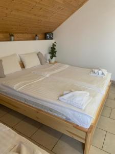 Postel nebo postele na pokoji v ubytování Penzion Pod pecí