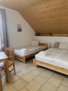 Postel nebo postele na pokoji v ubytování Penzion Pod pecí