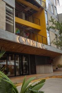un edificio con un balcón con un cartel. en Hotel Cytrico, en Medellín