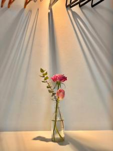 una flor en un jarrón de cristal sobre una mesa en FUTURA ROOM&RELAX en Termoli
