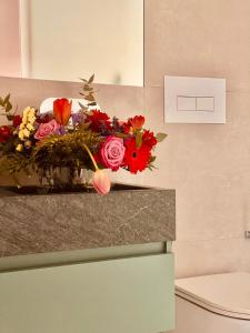 a bouquet of flowers sitting on top of a counter at FUTURA ROOM&RELAX in Termoli