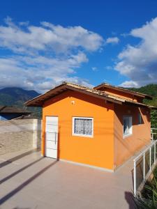 Cảnh núi rừng hoặc tầm nhìn ra núi từ nhà gỗ