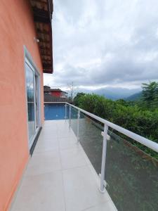 Cảnh núi rừng hoặc tầm nhìn ra núi từ nhà gỗ