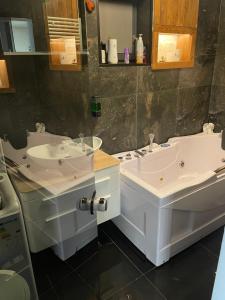 a bathroom with two sinks and a tub at Eben ezer concept in Târgu-Mureş