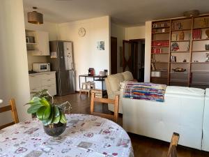 un soggiorno con un divano bianco e un tavolo di LA CASA NEL BOSCO, DI MARI ad Appiano Gentile