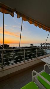 - un balcon avec vue sur la plage au coucher du soleil dans l'établissement Seaside by Broci Apartments, à Golem