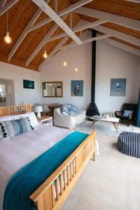 Un dormitorio con una cama grande y una sala de estar. en Beach Haven, en Ciudad del Cabo