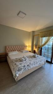 - une chambre avec un grand lit et une grande fenêtre dans l'établissement Seaside by Broci Apartments, à Golem