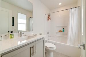 Ένα μπάνιο στο Newark Retreat with Home Gym, Grill, Bicycles and More +19 φωτογραφίες