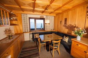 a dining room with a table and a couch at Ferienwohnung Jaufenthaler Zettersfeld in Lienz