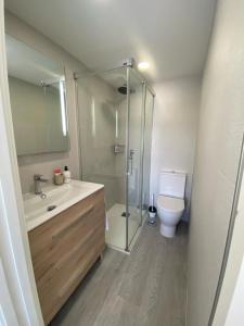 bagno con doccia, lavandino e servizi igienici di Fantástico Apartamento en Torremolinos a Torremolinos
