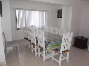 una sala da pranzo bianca con tavolo e sedie di Hermosa Casa Vacacional en Lomas de Cocoyoc ad Atlatlahucan