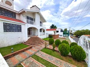 una casa con giardino e scale di fronte di Hermosa Casa Vacacional en Lomas de Cocoyoc ad Atlatlahucan