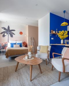 uma sala de estar com uma cama e uma mesa de centro em "Le Majorelle" logement atypique en hyper centre, avec service premium by PRIMO C0NCIERGERIE em Nevers
