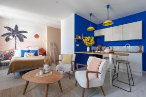 a kitchen and a living room with a bed and a table at "Le Majorelle" logement atypique en hyper centre ville de Nevers, avec service premium in Nevers