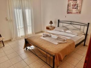 a bedroom with a bed with two towels on it at Maria Apts in Istro