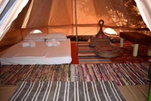 Postel nebo postele na pokoji v ubytování Glamping at a Lovely Tent in Skiaxtro- Marathopoli