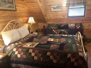 1 dormitorio con 1 cama en una cabaña en Duck`s Nest Retreat, en Turtletown