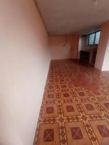Habitación vacía con suelo de baldosa en un edificio en departamento en Quito
