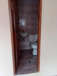 y baño con aseo y lavamanos. en departamento en Quito