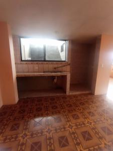 Habitación vacía con ventana y suelo de baldosa. en departamento en Quito