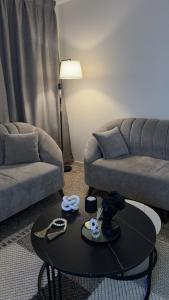 uma sala de estar com um sofá e uma mesa de centro em شقة بصالة مودرن وغرفة نوم em Buraydah