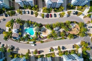 eine Luftansicht eines Resorts mit Pool in der Unterkunft Stunning Lagoon Views with Resort Style Amenities in Bradenton