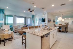 eine Küche und ein Wohnzimmer mit einem Esszimmer in der Unterkunft Stunning Lagoon Views with Resort Style Amenities in Bradenton