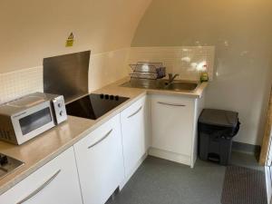 Belle Vista Glamping & Camping的厨房或小厨房