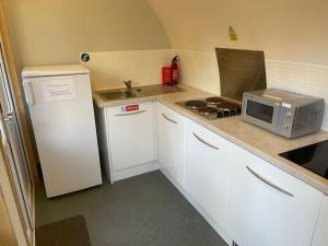Belle Vista Glamping & Camping的厨房或小厨房