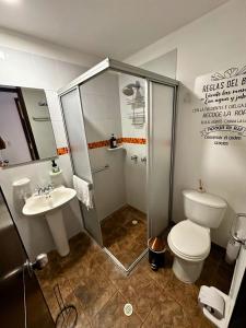 uma casa de banho com um chuveiro, um WC e um lavatório. em Maravilloso alojamiento para tu familia em Santa Rosa de Cabal