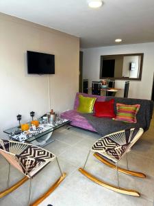 uma sala de estar com um sofá e uma mesa em Maravilloso alojamiento para tu familia em Santa Rosa de Cabal