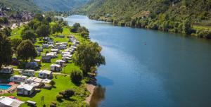 una vista aérea de un río con un grupo de tiendas de campaña en Hotel | Restaurant | Forellenzucht en Burgen