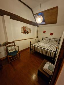 - une petite chambre avec un lit et une chaise dans l'établissement MAISON SYLVAIN, à Tournus