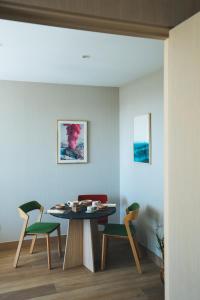 The Oliver Apartamentos Aravaca في مدريد: غرفة طعام مع طاولة وكرسيين