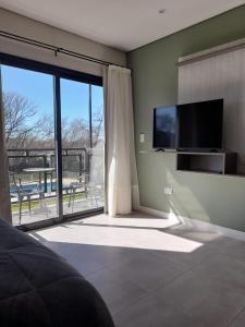 Μια τηλεόραση ή/και κέντρο ψυχαγωγίας στο Los Robles Apart Hotel